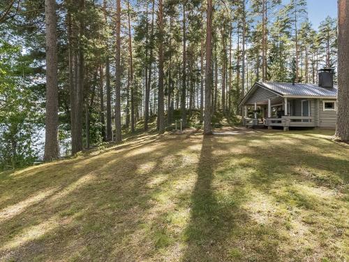 una casa en el bosque con un gran patio en Holiday Home Kivilöytö by Interhome, en Mouhu