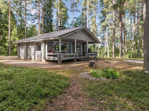 una pequeña cabaña en medio de un bosque en Holiday Home Kivilöytö by Interhome, en Mouhu