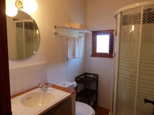 MondújarにあるCasita de la Vacaのバスルーム(洗面台、トイレ、鏡付)