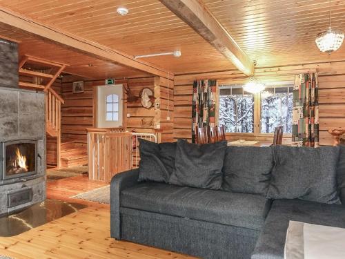 sala de estar con sofá y chimenea en Holiday Home Ylikyrön mökki by Interhome, en Kyrö