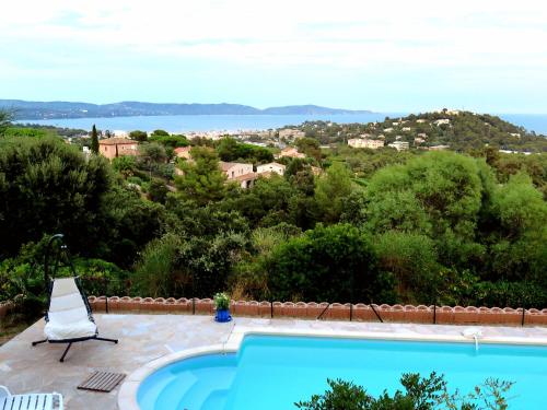 Cette villa dispose d'une piscine avec vue. dans l'établissement Holiday Home Villa Micheline by Interhome, à Cavalaire-sur-Mer