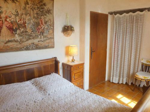 キャヴァレール・シュル・メールにあるHoliday Home Villa Micheline by Interhomeのベッドルーム1室(ベッド1台付)が備わります。壁には絵画が飾られています。