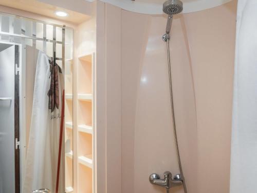 um chuveiro na casa de banho com uma cortina de chuveiro em Holiday Home Rinnetähti by Interhome em Ruka