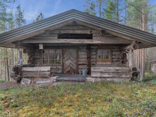 ユッラスヤルヴィにあるHoliday Home Pohjantähti by Interhomeの森の中のポーチ付きログキャビン