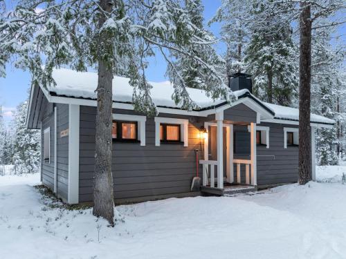 une petite maison dans la neige dans les bois dans l'établissement Holiday Home Senaattori 1 by Interhome, à Ylläsjärvi