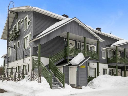 ein Haus mit Schnee auf dem Boden davor in der Unterkunft Holiday Home Ylläs-eeli green house c1 by Interhome in Ylläsjärvi