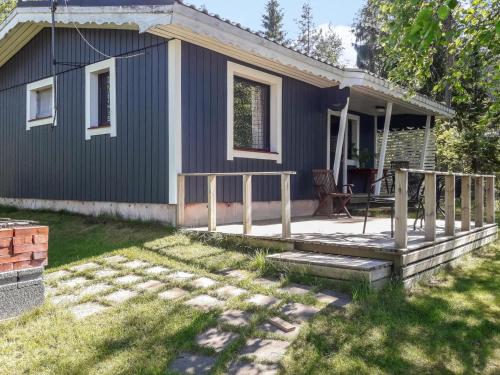 una casa blu con portico e terrazza di Holiday Home Rantala by Interhome a Juhanala