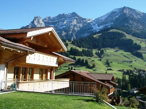 um edifício com uma varanda com vista para uma montanha em Apartment Mühleport 1 by Interhome em Adelboden