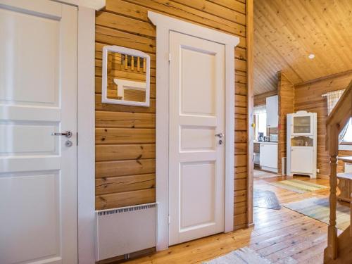 eine Tür in einem Zimmer mit Holzwänden in der Unterkunft Holiday Home Mäntykumpu by Interhome in Petäjävesi