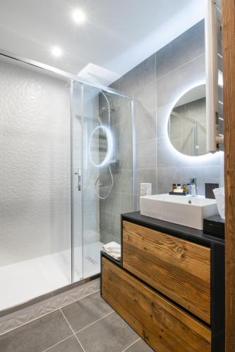 une salle de bain avec un lavabo et une douche dans l'établissement Superbe appart Arc 1950 4/6pers dans résidence hôtelière 5* - Skis aux pieds, à Arc 1950