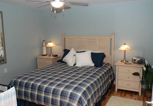 Un pat sau paturi într-o cameră la Auberge Bay Wind Suites