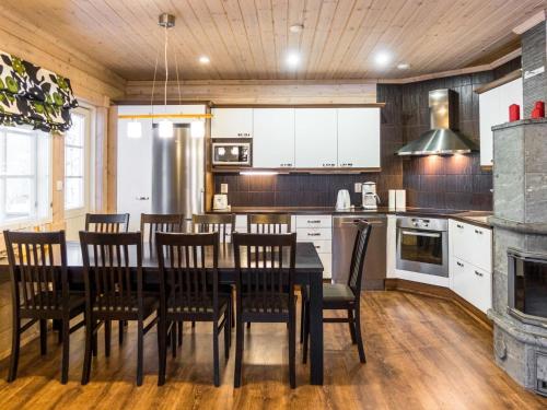 Köök või kööginurk majutusasutuses Holiday Home Lumikellomaa by Interhome