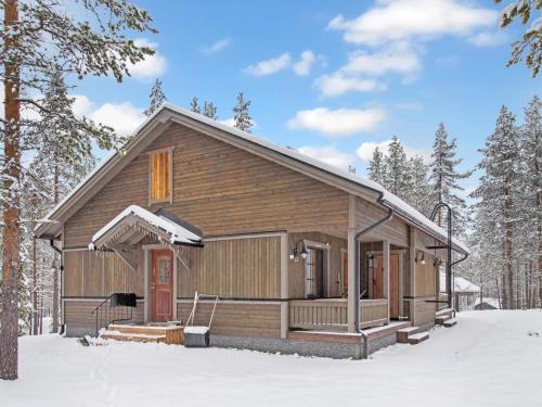 阿卡斯洛姆波羅的住宿－Holiday Home Kurunkynsi ii by Interhome，雪中树林中的小屋