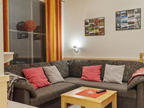 sala de estar con sofá y mesa de centro en Holiday Home Yllästar 1 as 202 by Interhome, en Äkäslompolo