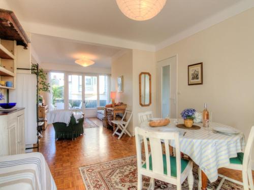 une salle à manger et un salon avec une table et des chaises dans l'établissement Apartment Les Mouettes by Interhome, à Dinard
