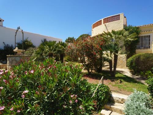 Balcon del MarにあるHoliday Home Pedro by Interhomeの木々と花の咲く建物の前の庭園