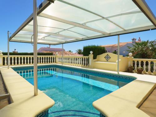 una pérgola sobre una piscina en una casa en Holiday Home Pedro by Interhome, en Balcón del Mar