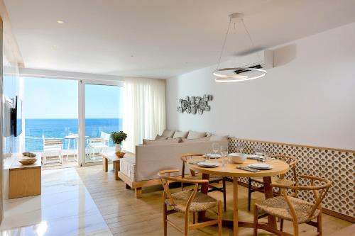 un soggiorno con tavolo e divano di Citrus Exclusive ad Ágios Nikólaos