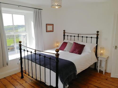 ein Schlafzimmer mit einem Bett und einem Fenster in der Unterkunft Cornwall, Looe - Magical Pendriffey in Pelynt