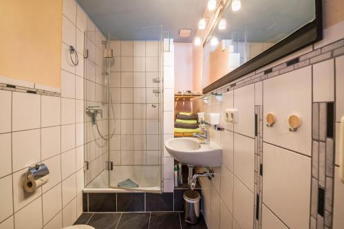 La salle de bains est pourvue d'un lavabo, d'une douche et de toilettes. dans l'établissement Ferienwohnung Filser, à Unterammergau