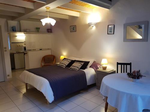 Postel nebo postele na pokoji v ubytování Auberge de Keringar