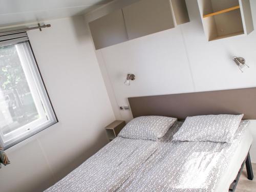 Postel nebo postele na pokoji v ubytování Holiday Home Hawaii Style by Interhome