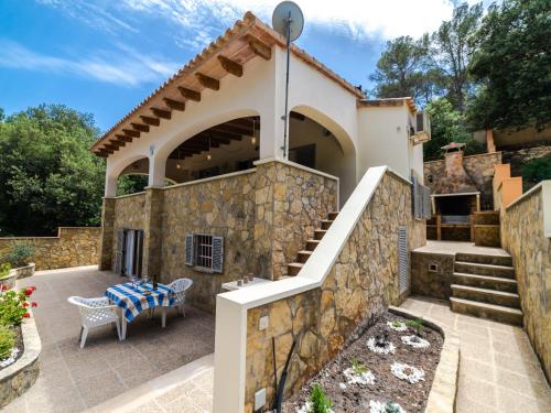 Casa con pared de piedra y patio en Villa Cala Santanyí Beach House JM by Interhome, en Santanyí