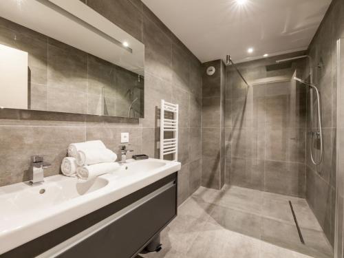 Ванная комната в Apartment Château-5 by Interhome