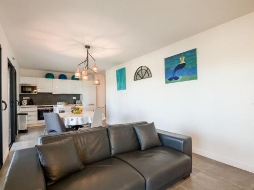 un salon avec un canapé marron et une cuisine dans l'établissement Apartment Château-5 by Interhome, à Porto-Vecchio