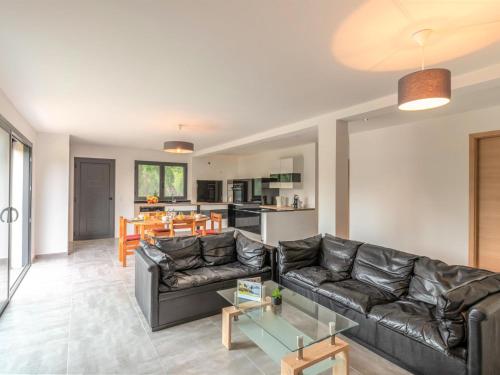 un salon avec un canapé en cuir et une table dans l'établissement Apartment Paoli by Interhome, à Porto-Vecchio