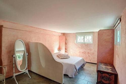 une chambre avec un lit, un miroir et une fenêtre dans l'établissement villa stellaris, à Villeneuve-Loubet