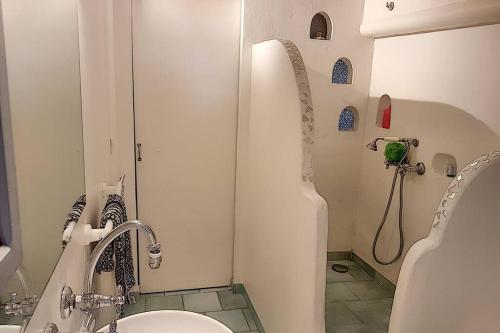 une salle de bain avec un lavabo, des toilettes et une douche dans l'établissement villa stellaris, à Villeneuve-Loubet