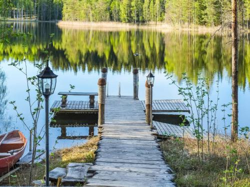 - un quai sur un lac avec un bateau dans l'établissement Holiday Home Väinämöinen by Interhome, à Tohmajärvi