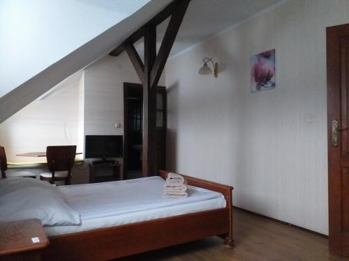 Un pat sau paturi într-o cameră la Zielony Dworek