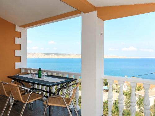 einen Tisch und Stühle auf einem Balkon mit Meerblick in der Unterkunft Apartment Daniel - KBG405 by Interhome in Pandžinac