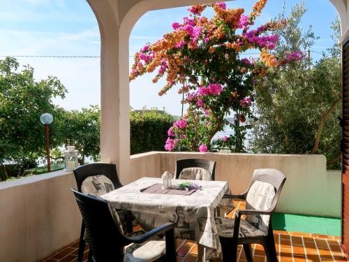 En balkon eller terrasse på Apartment Ana-1 by Interhome