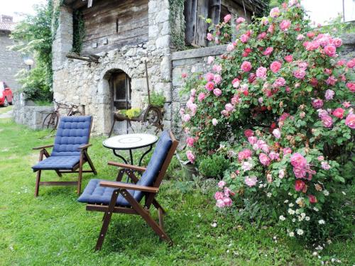 GrimaccoにあるHoliday Home Casa Lienartova by Interhomeの庭の椅子2脚とテーブル1台