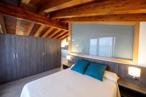 Una cama o camas en una habitación de Mas Pere Pau