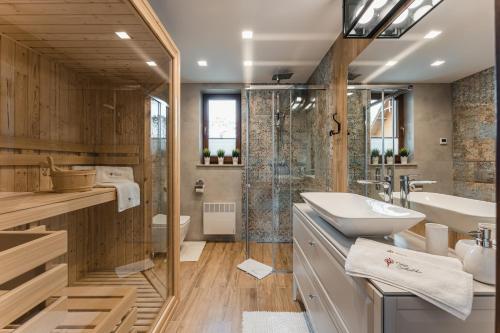 Koupelna v ubytování Ostoja Zaskalskie Apartament RUBIN 52 m2