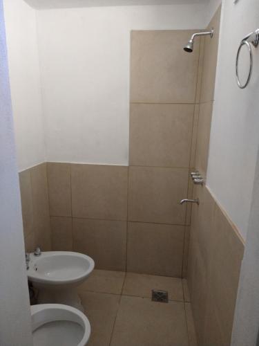 een badkamer met een douche, toilet en wastafel bij El diquecito monoambiente in Casa Bamba
