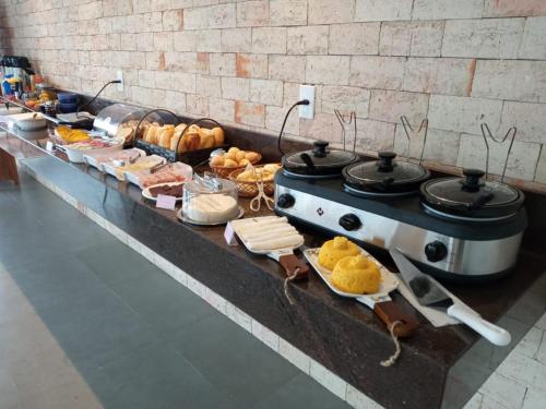 uma linha de buffet com diferentes tipos de comida em Villa Tereza em Alto Paraíso de Goiás
