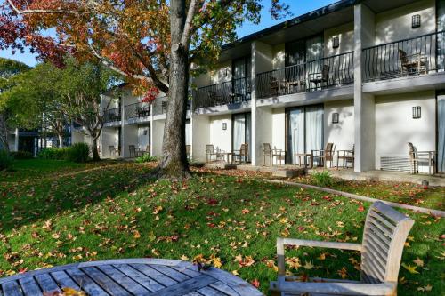 a park bench in front of a building at Holiday Inn Express Mill Valley San Francisco Area by IHG in Mill Valley