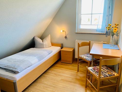 ein kleines Schlafzimmer mit einem Bett und einem Schreibtisch in der Unterkunft Dünenresidenz Heideweg 7a in Ostseebad Karlshagen