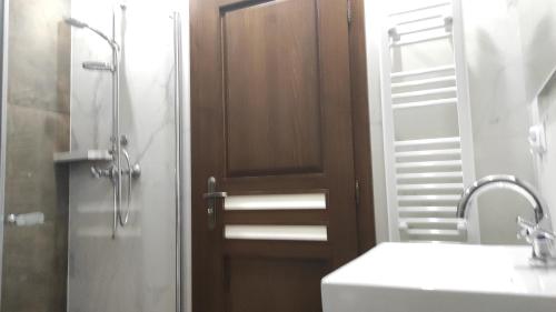 een badkamer met een douche, een toilet en een wastafel bij Gospodarstwo agroturystyczne U Kierpców. in Podwilk
