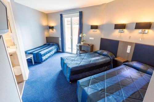 Tempat tidur dalam kamar di Hôtel Irlande