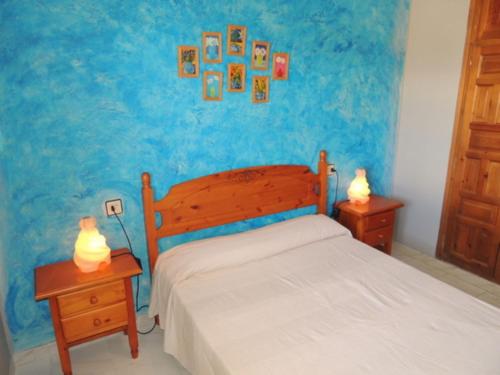 een slaapkamer met een bed en 2 nachtkastjes met lampen bij Jardins 3 4 1 2 Roses - Immo Barneda in Roses