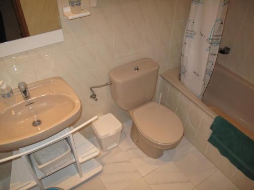 een badkamer met een toilet en een wastafel bij Jardins 3 4 1 2 Roses - Immo Barneda in Roses