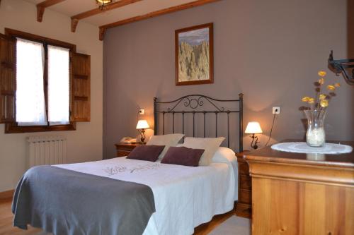 Postel nebo postele na pokoji v ubytování Hospedium Hostal Almanzor