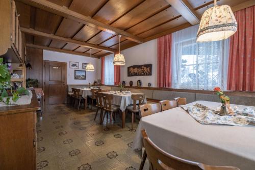 Pension Bauernhof Stanahof في Fresach: مطعم فيه طاولات وكراسي في الغرفة