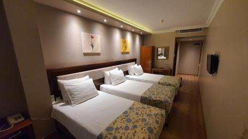 מיטה או מיטות בחדר ב-Asur Hotel